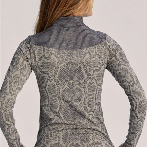 Varley Laurel Half Zip Long Sleeve Pullover S/M - Picture 2 of 4